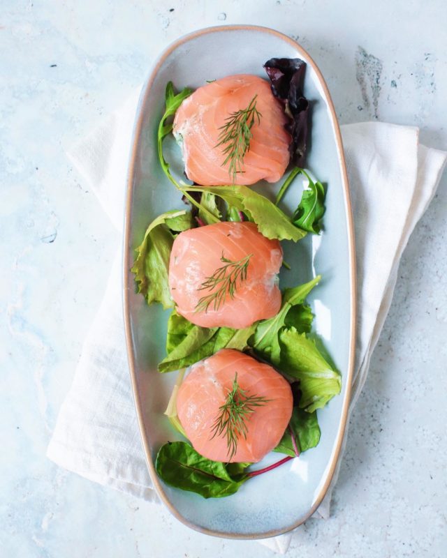 Deze zalm bonbons van gerookte zalm maakte ik voor een gezellige zondagse brunch. Het is een perfect hapje om op tafel te zetten wanneer je gasten hebt. Dit maakt het natuurlijk ook een zeer geschikt hapje voor tijdens het kerst diner! Benieuw waar de zalm bonbons mee gevuld zijn? 👉Kijk snel op Jaimy's Kitchen!

#jaimyskitchen #zalmbonbon #gerooktezalm #hapje #healthysnacks #gezonderecepten #gezond #kerstdiner #kerstrecept #balanceiskey #healthyeating #veggieloaded #lekkereten

https://jaimyskitchen.nl/gerookte-zalm-bonbon/