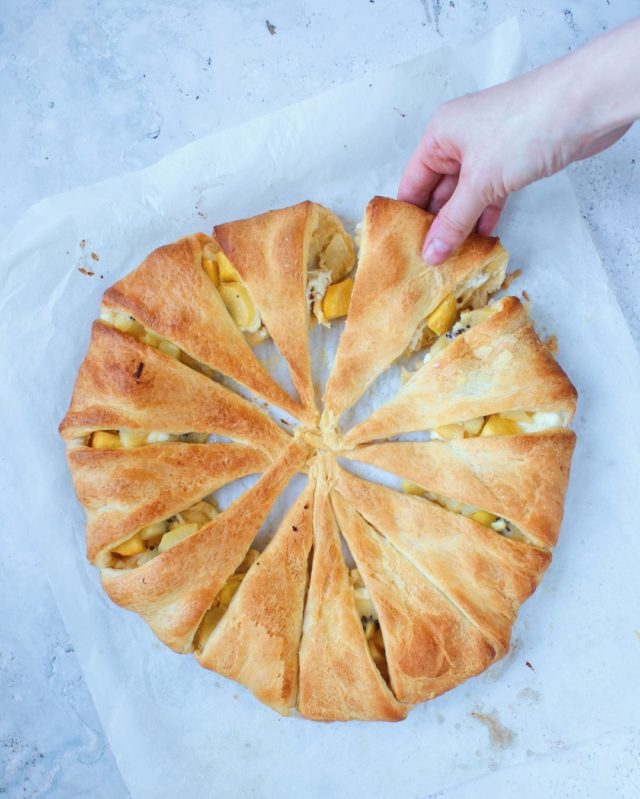 Op zoek naar een lekker ontbijtje voor tijdens het kerst ontbijt of misschien wel brunch? Nou dan is deze zoete krans met mango 🥭 Een geweldige keuze. De vulling bestaat dus uit mango en mascarpone en de krans is gemaakt van croissant deeg. Krijg je al trek? Ik ben heel benieuwd wat jouw GO-TO recept voor een kerst ontbijt is. Laat je het mij weten in een comment👇? ⠀⠀⠀⠀⠀⠀⠀⠀⠀
⠀⠀⠀⠀⠀⠀⠀⠀⠀
#jaimyskitchen #mango #mascarpone #croissant #krans #zoet #kerstontbijt #kerstlunch #bakken #lekkereten #recepten #fruit #watetenwevandaag #bakkenmaar #bakkenisleuk #zondagbakdag #lekkerbakken #thuisbakker #genieten #kokkerellen #zoetigheid ⠀⠀⠀⠀⠀⠀⠀⠀⠀
⠀⠀⠀⠀⠀⠀⠀⠀⠀
https://jaimyskitchen.nl/croissant-krans-met-mascarpone-en-mango