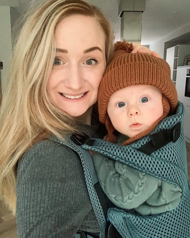 Hi there 🙋 Dit is de blik van Noah als hij mijn telefoon ziet…😂 Hier maken we ons klaar om even lekker een frisse neus te gaan halen. Samen lekker wandelen in de @babybjorn Move draagzak. Dit is natuurlijk stiekem een verkapte manier om Noah even een lekker dutje te laten doen. Vooral in de late middag kan het wel eens voorkomen dat meneer er geen zin in heeft. Hop, de draagzak om en gaan! Het allerfijnst aan deze draagzak is dat ik deze heel makkelijk zelf om kan doen, omdat deze aan de voorkant dichtgemaakt & bevestigd wordt. Ideaal! Zo ik ga vanmiddag weer lekker wandelen!⠀⠀⠀⠀⠀⠀⠀⠀⠀
⠀⠀⠀⠀⠀⠀⠀⠀⠀
#jaimyskitchen #mamazijn #mama #babybjorn #wandelen #draagzak #babybjornmove #samenwerking #mommytime #mamazijn #babyboy #buitenlucht