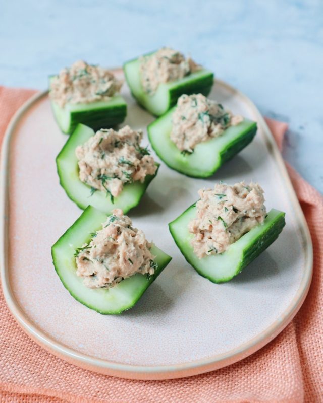 Hmm lekker fris hapje! 😋 Dit zijn komkommer bootjes met een zelfgemaakte zalm salade. Kan ook tonijn zijn trouwens. Ik ben echt dol op hapjes en deze maak ik dan ook echt met regelmaat! Wat is jouw favo hapje?⠀⠀⠀⠀⠀⠀⠀⠀⠀
⠀⠀⠀⠀⠀⠀⠀⠀⠀
#jaimyskitchen #hapje #zalmsalade #komkommer #kerstrecept #kerst #lekkereten #gezondeten #healthyfood #healthysnacks #gezonderecepten #balanceiskey⠀⠀⠀⠀⠀⠀⠀⠀⠀
⠀⠀⠀⠀⠀⠀⠀⠀⠀
https://jaimyskitchen.nl/zalmsalade-in-bootje-van-komkommer/