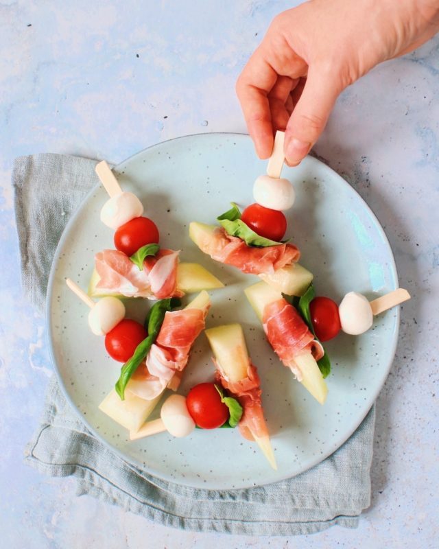 Hapjes en nog meer hapjes. Hoe vaak heb ik al gezegd sat ik er persoonlijk gék op ben 🤷🏼‍♀️? Het wordt misschien wat saai 🙄Nou meloen en ham is een bekende combo, maar in dit recept samen met mozzarella en tomaat. Stiekem zou ik er ook nog wal balsamico stroop op doen als ik jou was! ⠀⠀⠀⠀⠀⠀⠀⠀⠀
⠀⠀⠀⠀⠀⠀⠀⠀⠀
Dus, wanneer zou jij dit hapje eten? 👇🏻Voorafje, borrelhapje, brunchhapje? ⠀⠀⠀⠀⠀⠀⠀⠀⠀
⠀⠀⠀⠀⠀⠀⠀⠀⠀
#jaimyskitchen #serranoham #meloen #hapje #borrelen #borrelhapje #lekkereten #tapas #foodtimes #whatieattoday #kerst #kerstrecept #foodoftheday⠀⠀⠀⠀⠀⠀⠀⠀⠀
⠀⠀⠀⠀⠀⠀⠀⠀⠀
https://jaimyskitchen.nl/serrano-ham-hapjes-met-meloen-en-mozzarella/