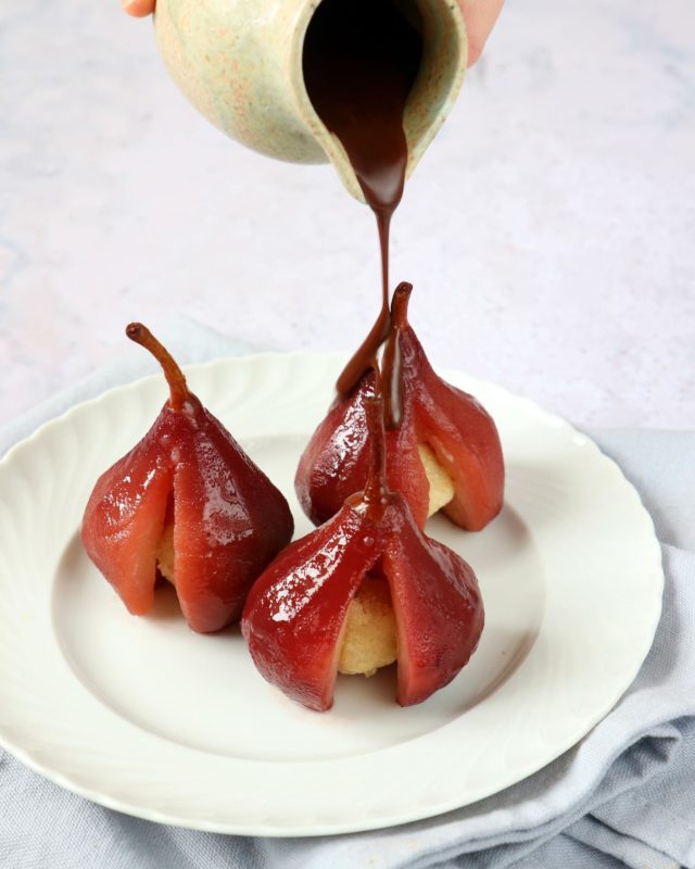 Stoofpeertjes 🍐 Hoe eet jij ze het liefst? Dit is toch wel een van mijn favo’s: met chocoladesaus 🙌🏻 Recept staat op Jaimy’s Kitchen 👇🏻Bijna kerst, yay!

#jaimyskitchen #kerst #kerstrecepten #stoofpeertjes #dessert#nagerecht #toetje #choclade #lekkereten #fruit #watetenwevandaag #goodfoods #thefeedfeed

https://jaimyskitchen.nl/recept-stoofpeertjes-nagerecht-met-chocoladesaus/