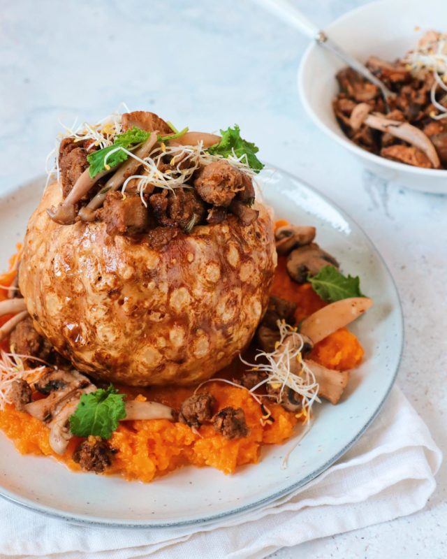 Merry Christmas 🎄 Ik wil jullie allemaal hele fijne feestdagen wensen. Geniet van de mensen met wie je wél samen kunt zijn dit jaar, denk aan de mooie dingen die we wél hebben mogen doen dit jaar en geniet van heerlijk eten 🥰. Van deze gepofte knolselderij met Pulled Oats heb ik al eerder genoten. Wij gaan deze kerst coquilles en zalm sous vide bereiden, lekker veel Ottolenghi groente gerechten maken en rood fruit tiramisu! Veel liefs van mij!

#jaimyskitchen #kerst #knolselderij #pulledoats @goldandgreenfoods_nl #pompoen #watetenwevandaag #goodfoods #thefeedfeed #veganrecipe #gezonderecepten #gezondeten #foodandcuisines