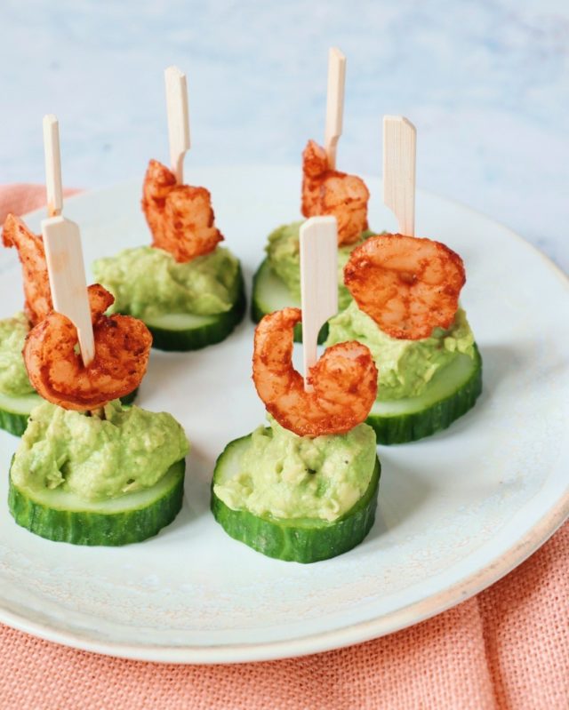 Ohhh, het is het de laatste dag van het jaar 🌟! Ik ben erg benieuwd hoe jij deze dag gaat vieren. Toch wel een beetje gek dit jaar hé? Wij gaan vandaag lekker kokkerellen in de keuken. Het gaat Japans worden! Zal het zeker nog laten zien 😊️. gezellig met zn tweetjes terwijl Noah in zijn bedje zal liggen. En nu de giller, we hebben afgesproken beide een stukje over 2020 te schrijven. Hoe leuk? Dus, ik ga even erover nadenken. Geniet van de laatste dag van 2020! Oh, en wie weet, kun je dit hapje op tafel zetten?⠀⠀⠀⠀⠀⠀⠀⠀⠀
⠀⠀⠀⠀⠀⠀⠀⠀⠀
#jaimyskitchen #hapje #oudennieuw #garnaal #avocado #thefeedfeed #goodfoods #borrelhapje #borrelen #foodtimes #balanceiskey #gezondeten #foodoftheday⠀⠀⠀⠀⠀⠀⠀⠀⠀
⠀⠀⠀⠀⠀⠀⠀⠀⠀
https://jaimyskitchen.nl/garnalen-hapjes-avocado-en-komkommer/